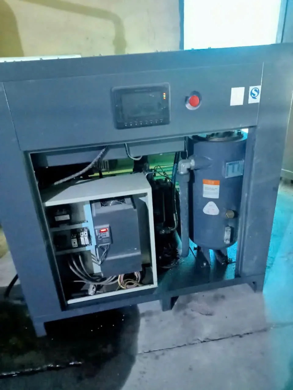 Khoang điều khiển điện có biến tần và cụm thiết bị bên trong máy nén khí công nghiệp