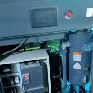 Khoang máy nén khí công nghiệp với bộ điều khiển và thiết bị bên trong khi vỏ máy mở